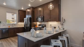 Refrigerador, microondas, horno, placa de cocina