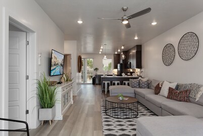 Red Desert Loft Resort 37| Pickleball Courts, Foosball, Resort Pool with Waterslide & Jacuzzi!