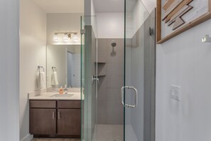 Ensemble baignoire-douche, séchoir à cheveux, serviettes fournies