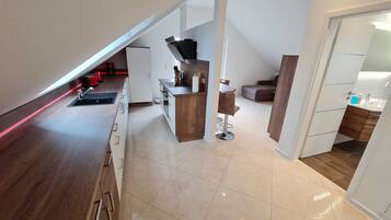 Kühlschrank, Ofen, Geschirrspüler, Hochstuhl