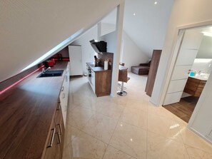 Kühlschrank, Ofen, Geschirrspüler, Hochstuhl