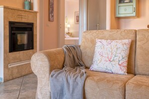 TV - Villetta "Li Rocchi" with Sea View, Pool, Hot Tub, Wi-Fi, AC, and Garden (Costa Paradiso)