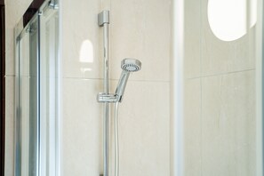 Douche, articles de toilette gratuits, sĂšche-cheveux