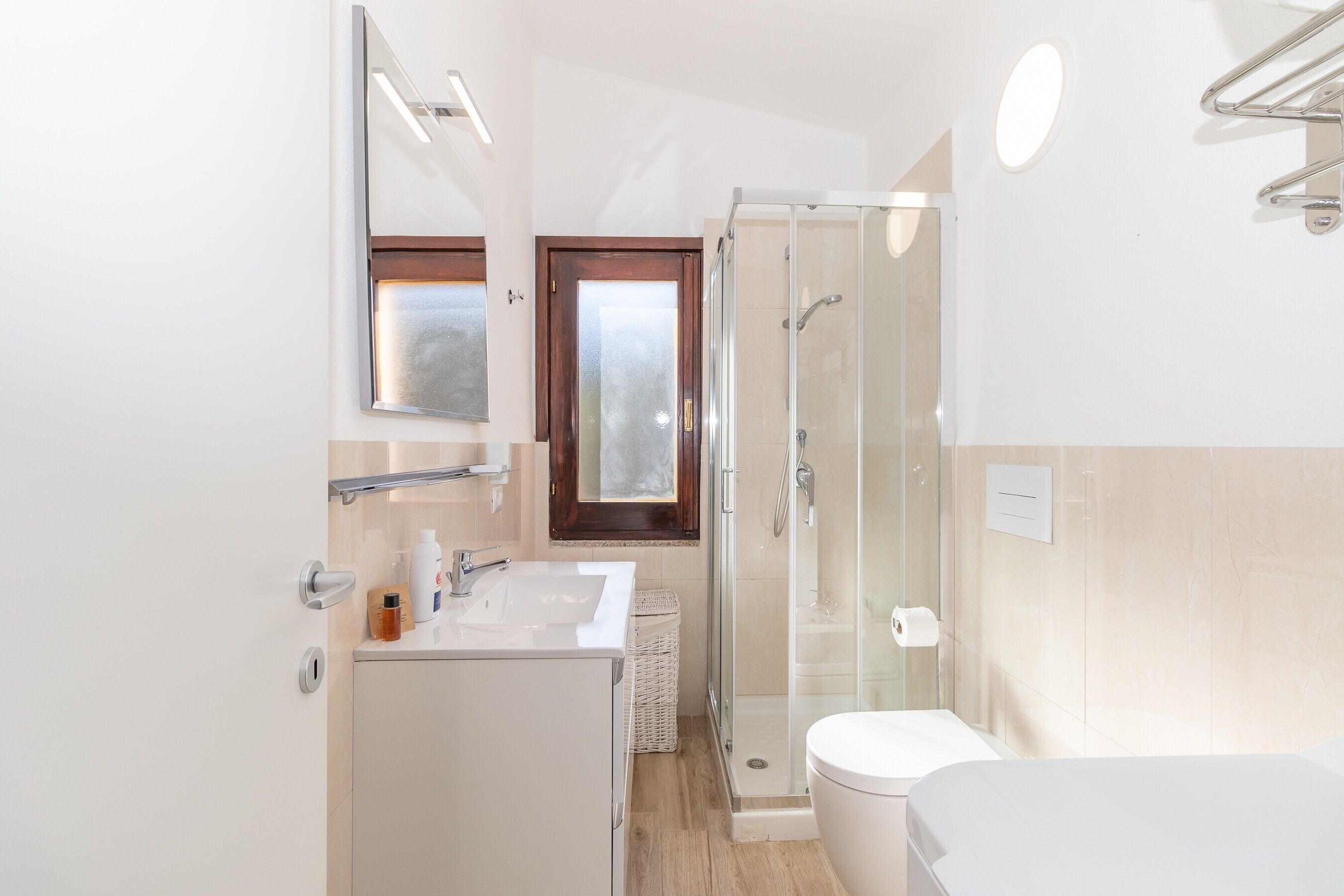Een douche, gratis toiletartikelen, een haardroger, handdoeken