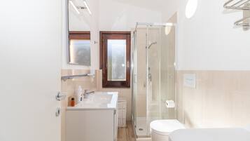 Een douche, gratis toiletartikelen, een haardroger, handdoeken