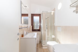Dusche, kostenlose Toilettenartikel, Haartrockner, Handtücher