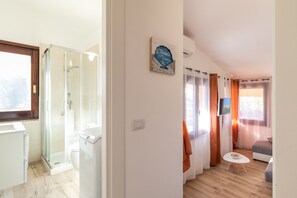 Een douche, gratis toiletartikelen, een haardroger, handdoeken