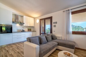 Flat-screen TV - Villa "Aloe" with Mountain & Sea Views, Wi-Fi, Air Conditioning, Hot Tub (Costa Paradiso)