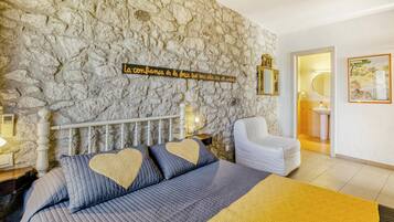 6 bedrooms, iron/ironing board, free WiFi, bed sheets