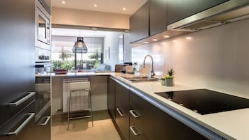 Refrigerador, microondas, horno y parrilla de estufa