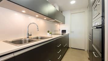 Frigorifero, microonde, forno, piano cottura