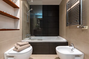 Baignoire, sĂšche-cheveux, serviettes fournies