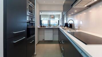 Frigorífico, microondas, horno y placa de cocina