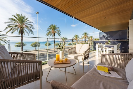 Outdoor dining. Apartment 'Apartamento Delfin' with Sea View, Wi-Fi and Air Conditioning