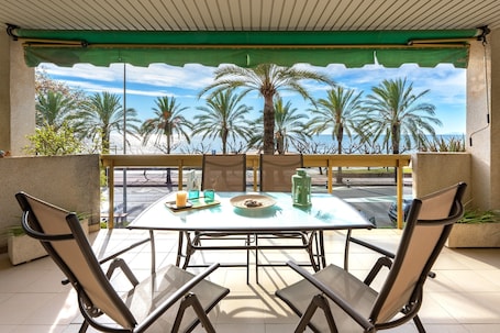 Outdoor dining. Beachfront Apartment