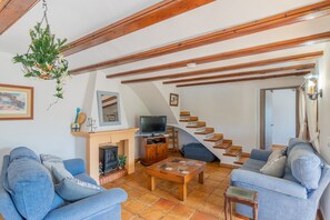 Televisie, een open haard, een dvd-speler en een stereo