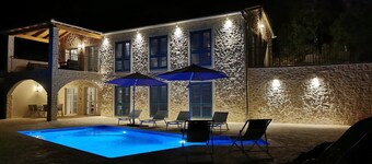 Villa Aurinia - Quiet location with great sea views and large pool + whirlpool