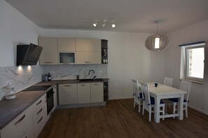 Fridge, oven, stovetop, dishwasher