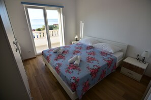 2 bedrooms, iron/ironing board, travel cot, free WiFi