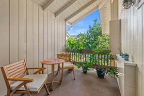 Terrace/patio - Bright and Beautiful Princeville Studio, Private Lanai, Pool (209B) (Princeville)