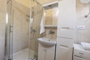 Familienapartment | Badezimmer | Dusche, kostenlose Toilettenartikel, Haartrockner, Handtücher