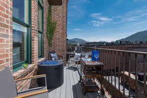 Outdoor dining - Chic Condo in Downtown Ketchum! Fire Pit! Mountain Views (Ketchum)