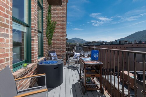 Chic Condo in Downtown Ketchum! Fire Pit! Mountain Views