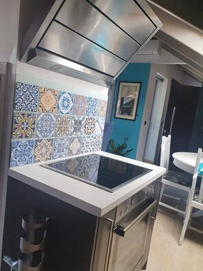 Fridge, microwave, oven, coffee/tea maker - Argostoli loft (Argostoli)