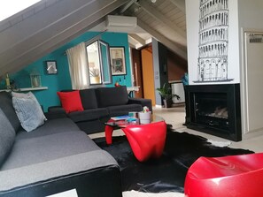 Smart TV, fireplace
