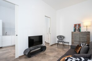 Smart TV - Appartamento nuovo in Corso San Gottardo (Navigli) (Milano)