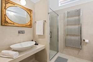 Douche, sèche-cheveux, bidet, serviettes fournies