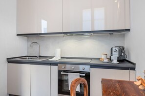 Kühlschrank, Mikrowelle, Ofen, Herdplatte