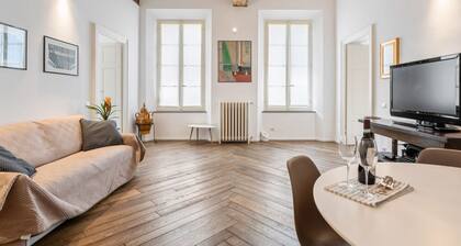 Roomy and quiet 80 sqm apartment, able to comfortably accommodate up to 4 people, located on the first floor of a historic building (dating back to the late 1500s) without lift. The property is located in the heart of the historic center of Parma (ZTL -