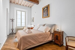 1 chambre, bureau, fer et planche à repasser, Wi-Fi