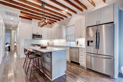 Irish Channel Elegance: Exclusive 3BR, 2BA Home. Living, Kitchen, NOLA Comfort Awaits