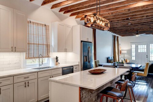 Irish Channel Elegance: Exclusive 3BR, 2BA Home. Living, Kitchen, NOLA Comfort Awaits