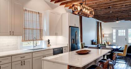 Irish Channel Elegance: Exclusive 3BR, 2BA Home. Living, Kitchen, NOLA Comfort Awaits