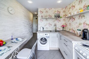 Basic-Apartment | Eigene Küche | Großer Kühlschrank, Mikrowelle, Ofen, Herdplatte