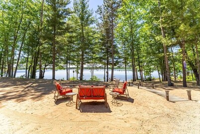 Sandy beach house property in Ottawa Valley