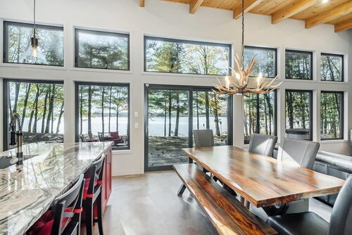 Sandy beach house property in Ottawa Valley