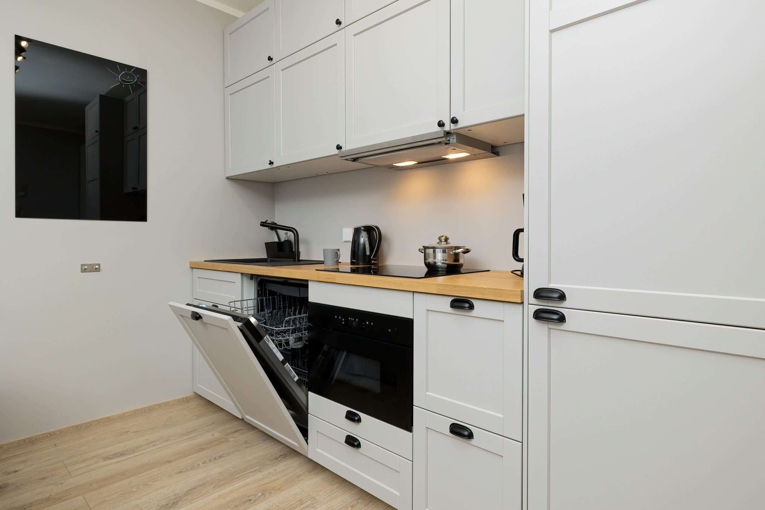 Kühlschrank, Mikrowelle, Herdplatte, Geschirrspüler