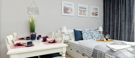 Tabla de planchar con plancha, wifi y ropa de cama