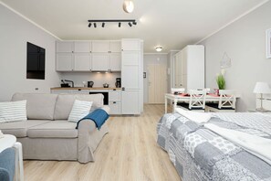 Een strijkplank/strijkijzer, wifi, beddengoed