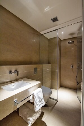 Shower, rainfall showerhead, free toiletries, hair dryer - Enrise by Sayaji Nashik (Nashik)