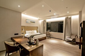 Executive Room | Egyptian cotton sheets, premium bedding, down comforters - Enrise by Sayaji Nashik (Nashik)