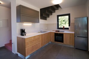 Fridge, oven, stovetop, dishwasher