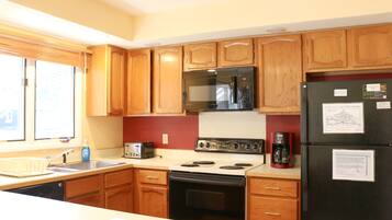 Réfrigérateur, micro-ondes, plaque de cuisson, lave-vaisselle