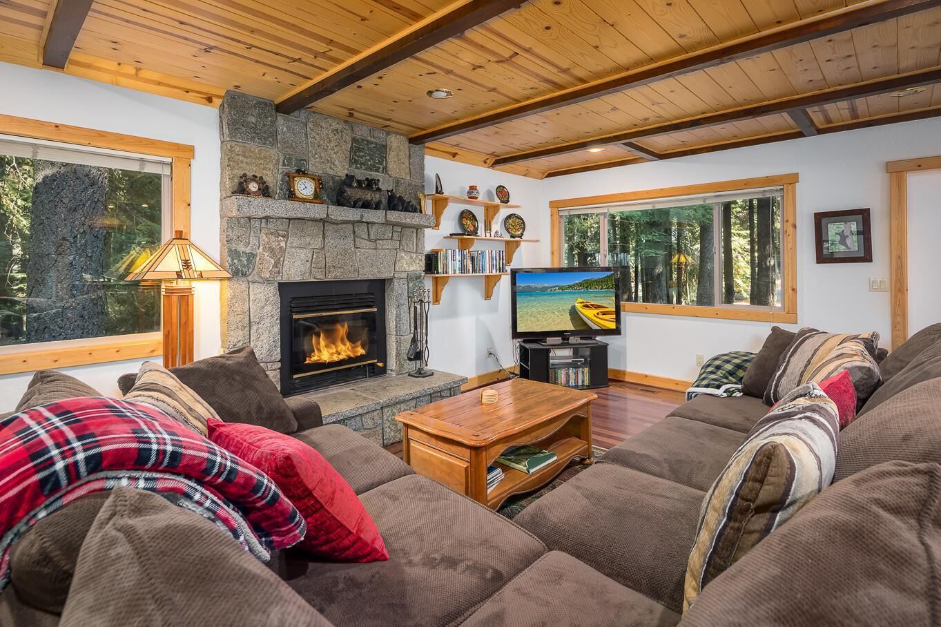 House, Multiple Beds (The Lazy Bear Lodge) | Living room