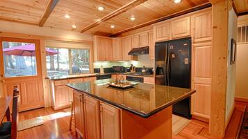 House, Multiple Beds (The Lazy Bear Lodge) | Private kitchen