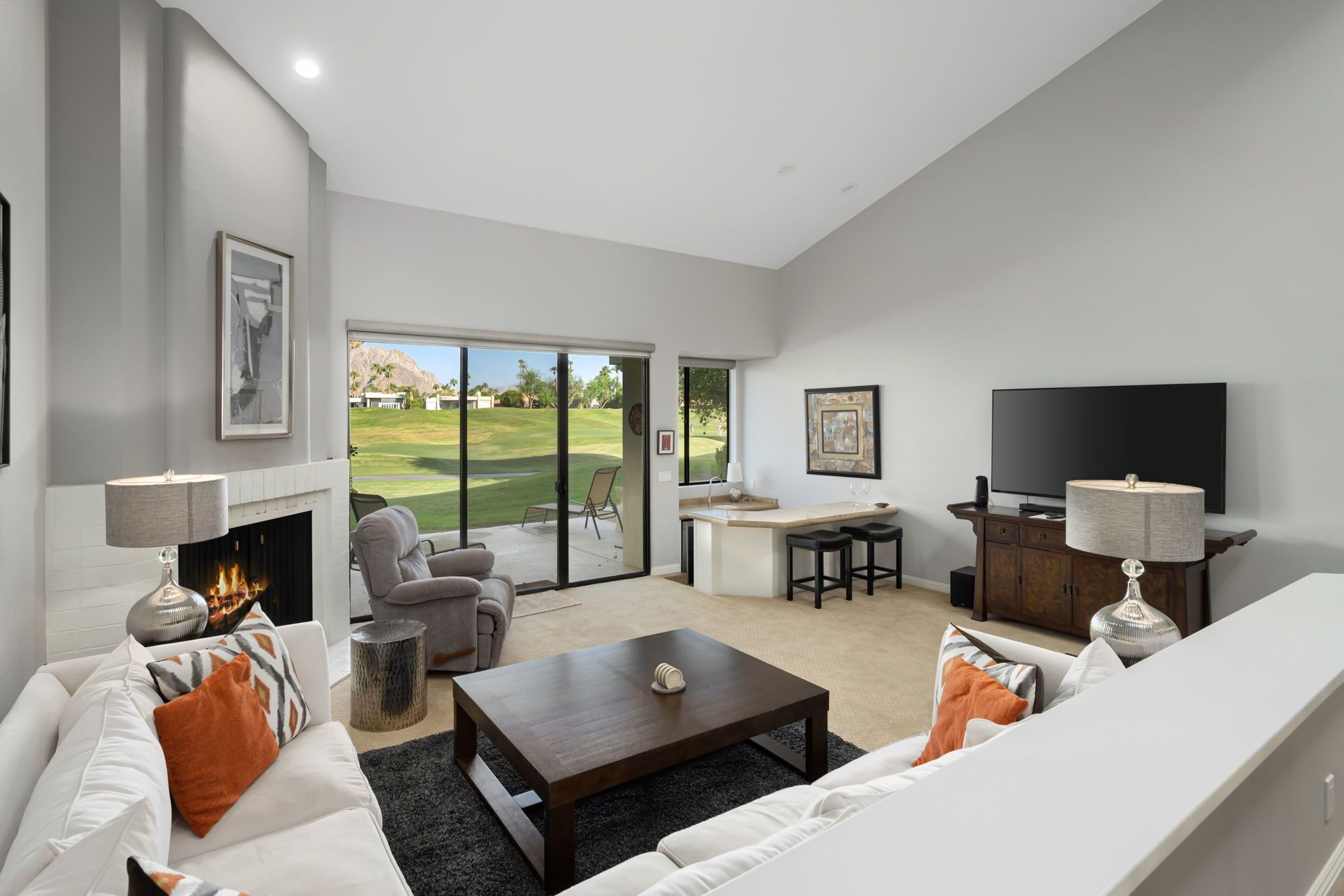 Una Smart TV, una chimenea